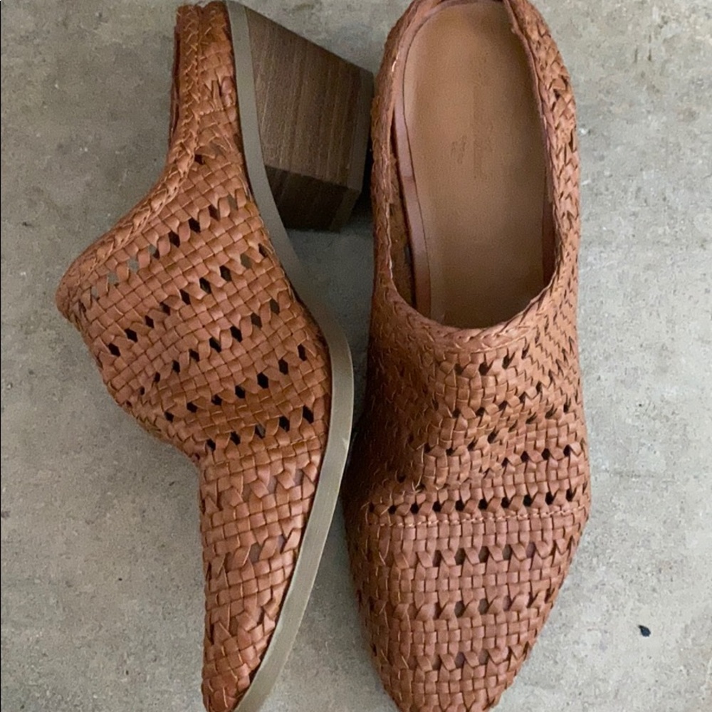 NEW*  Universal Threads Woven Bohemian Mule 8